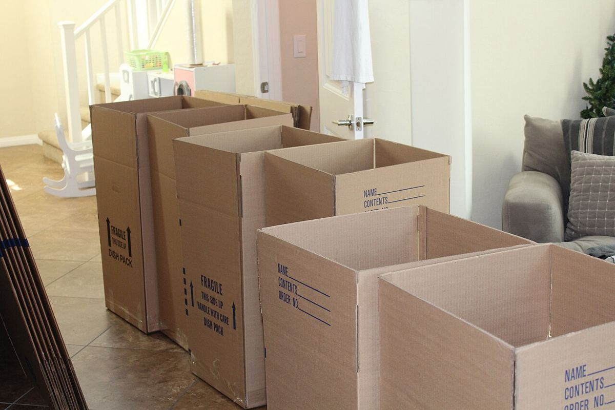 Lege verhuisdozen in een lichte kamer