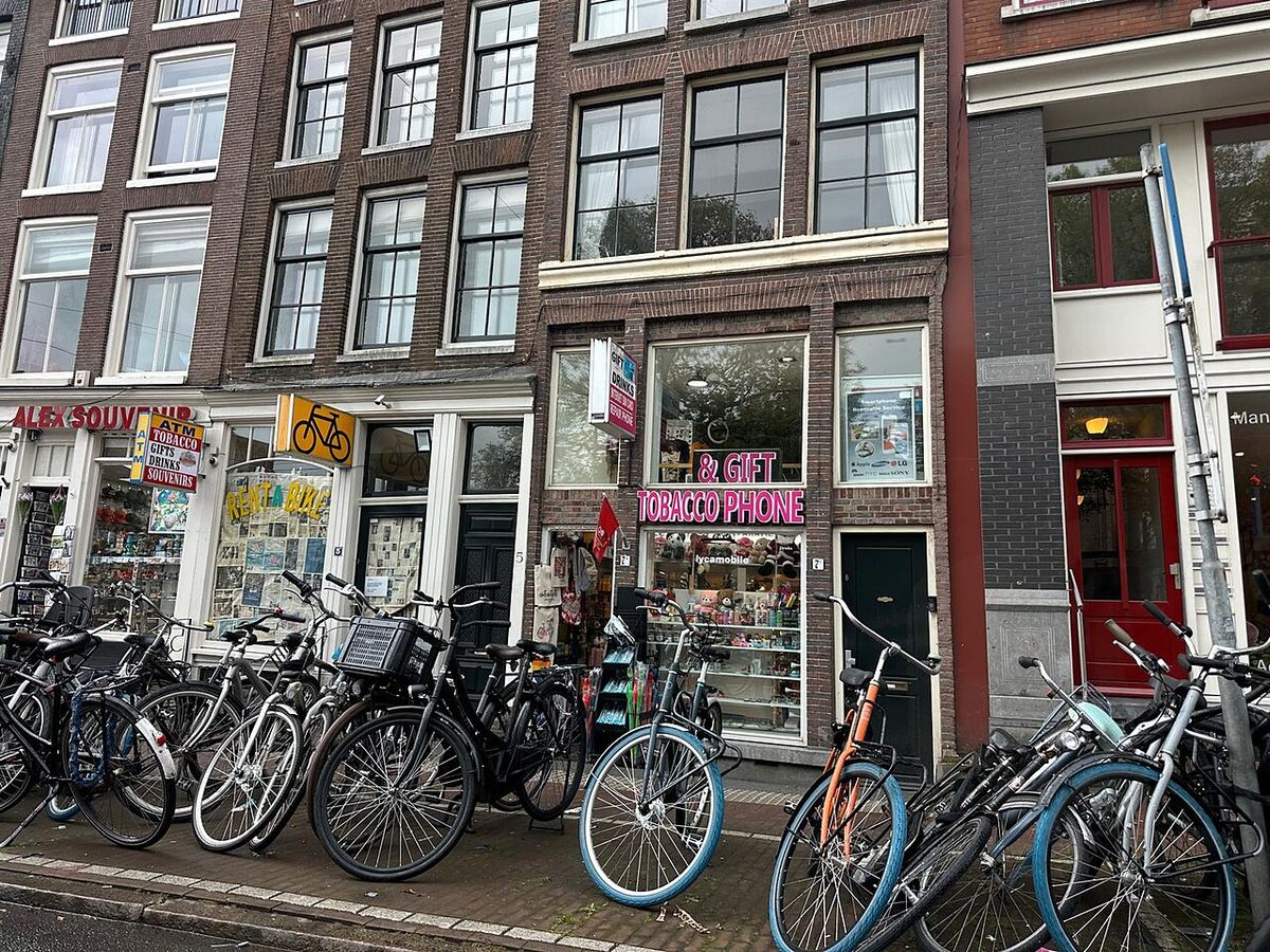 Geparkeerde fietsen voor een rij stadswoningen