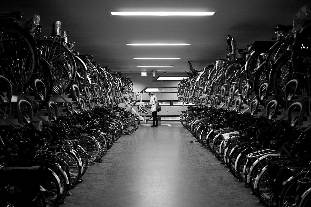 Lange rijen fietsen in een overdekte fietsenstalling
