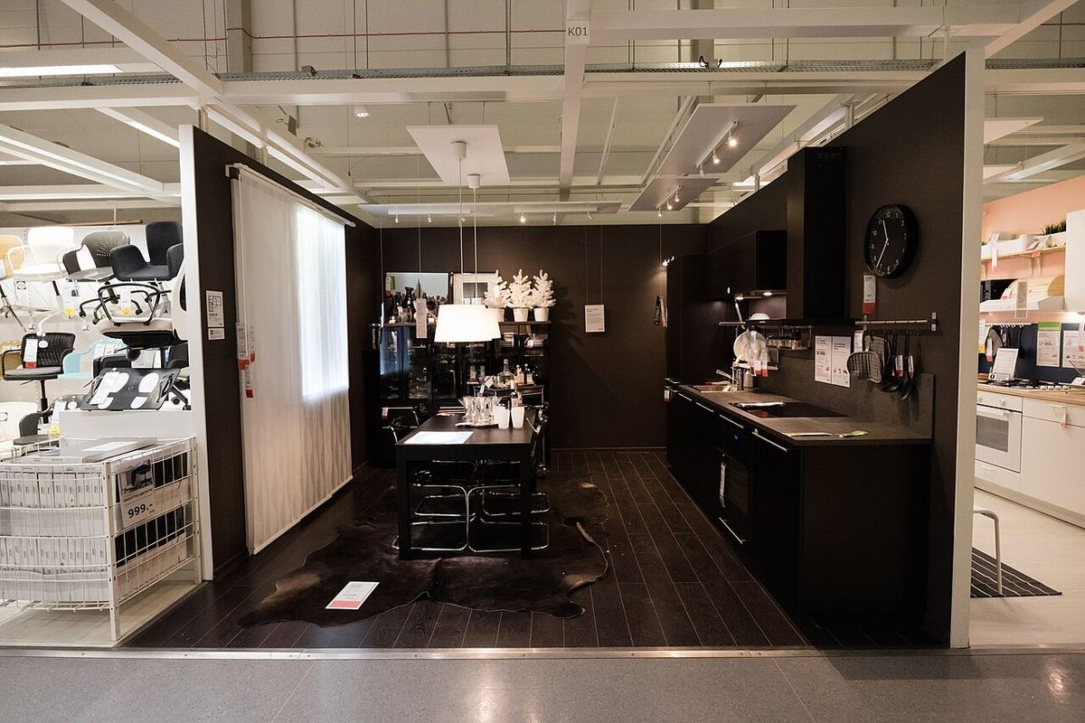 Kleine keuken met donkere kastfronten en een werkblad