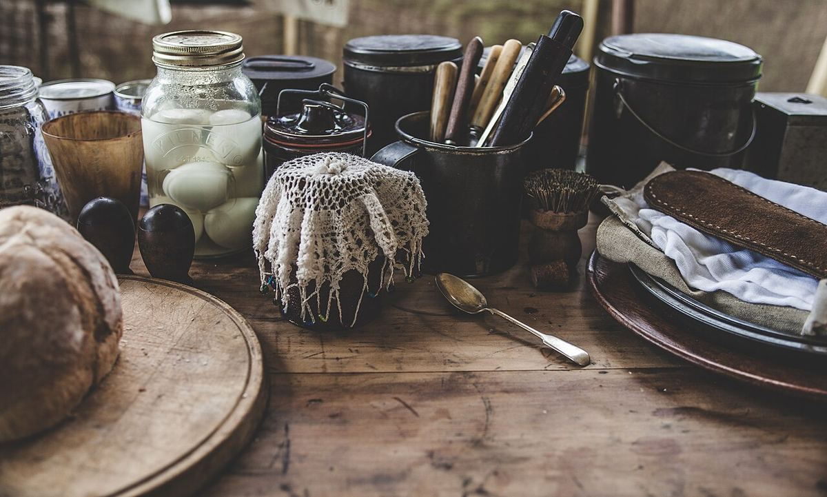Keukentafel met brood, potten en servies