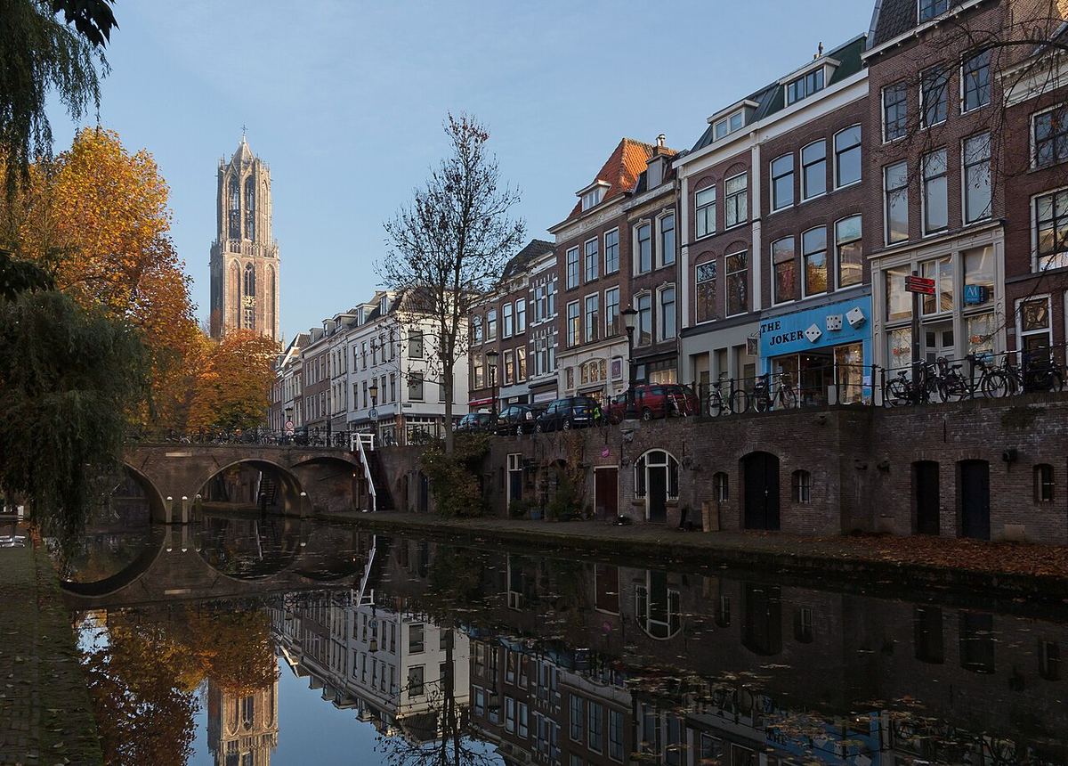 De Domtoren boven de Oudegracht in Utrecht in de herfst
