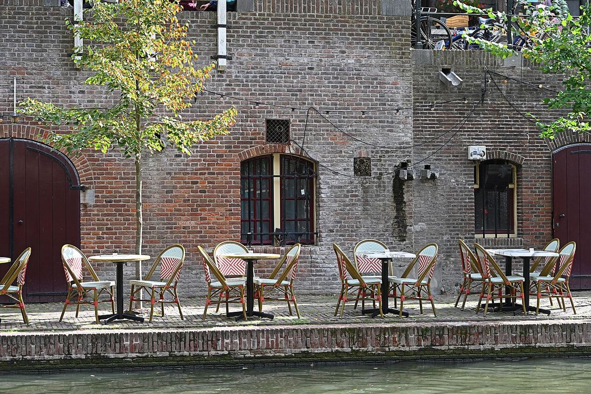 Terras aan de werf van de Oudegracht in Utrecht