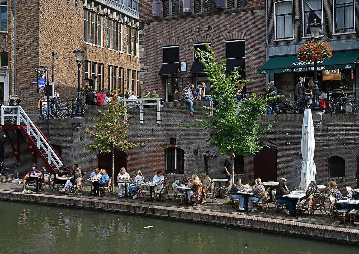 Terrassen aan de werf van de Oudegracht bij de Jansbrug