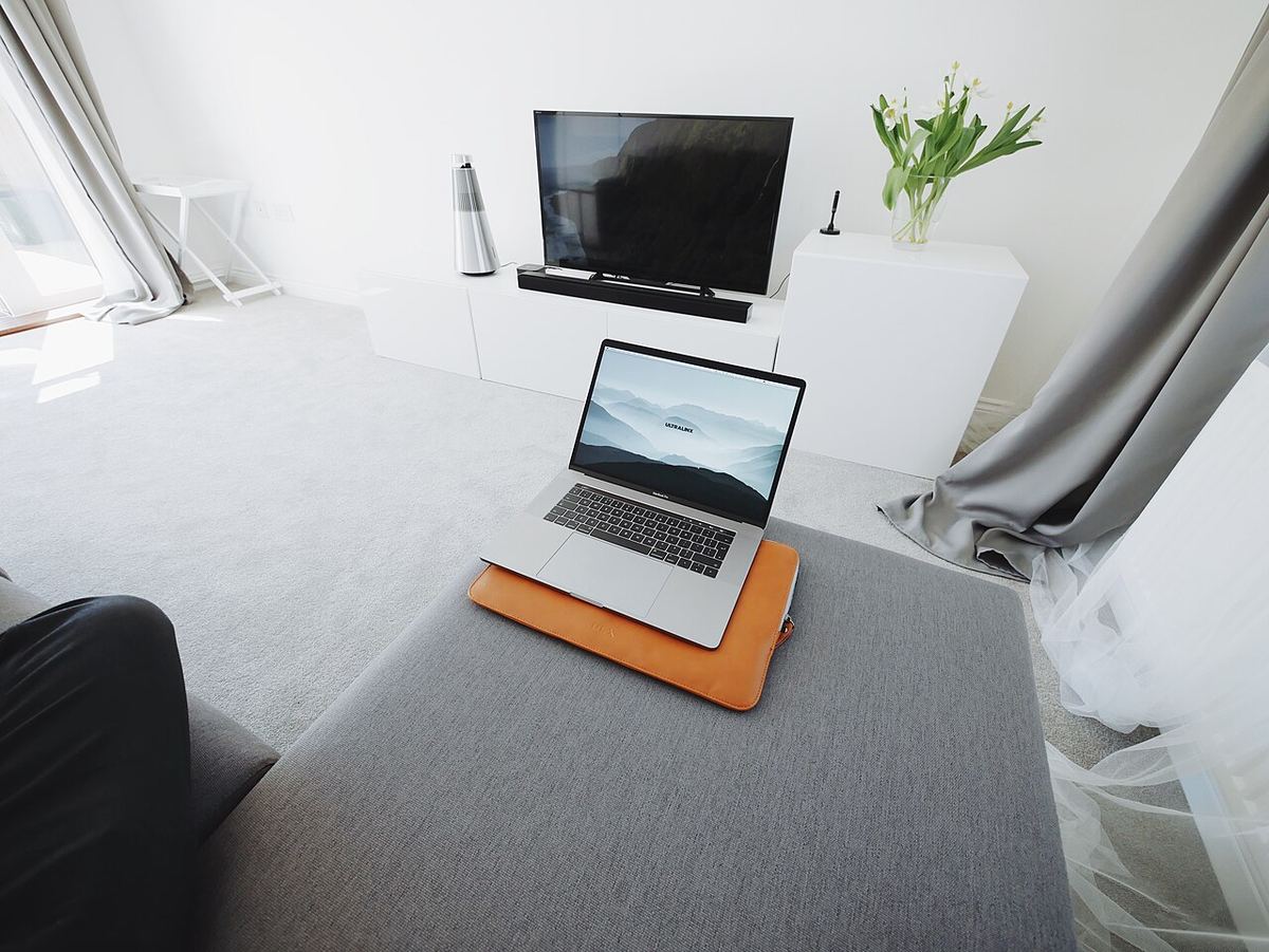 Laptop op een lage tafel in een lichte woonkamer
