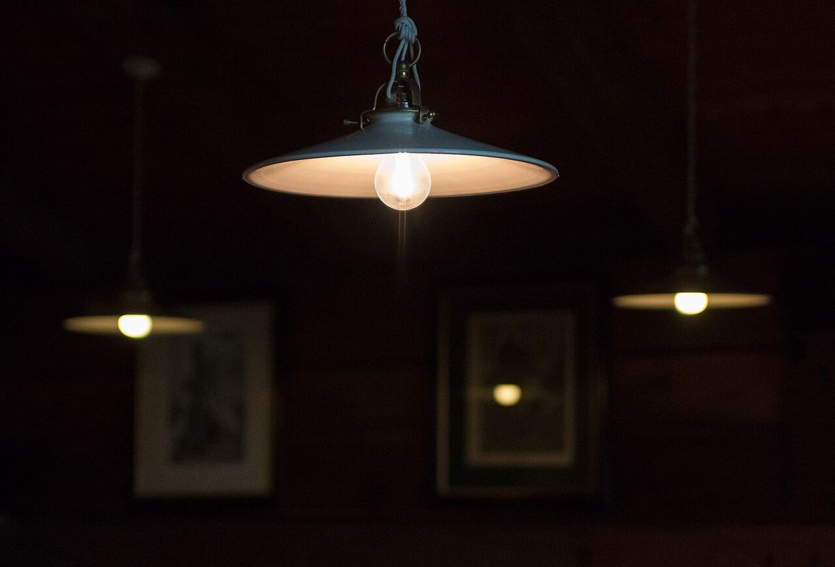 Hanglampen die zacht licht geven in een donkere kamer